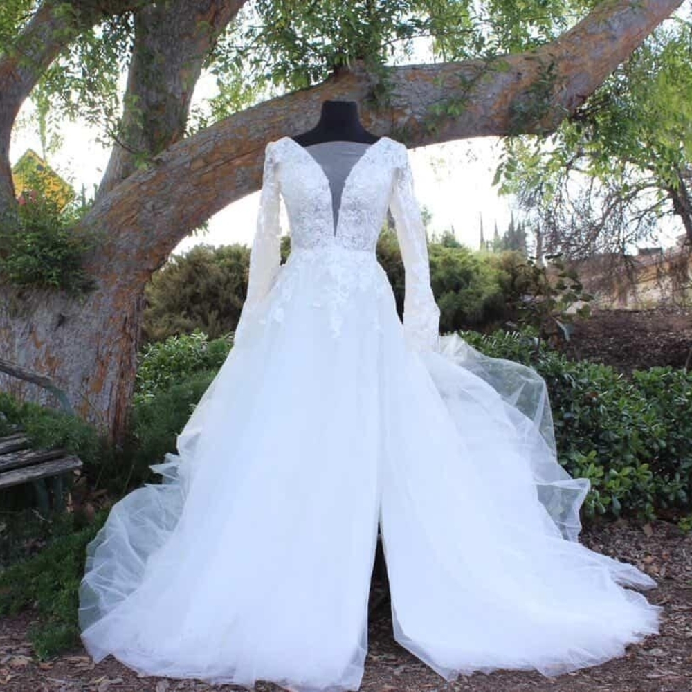 Elegant White Long-Sleeve Bridal Gown with Lace Bodice